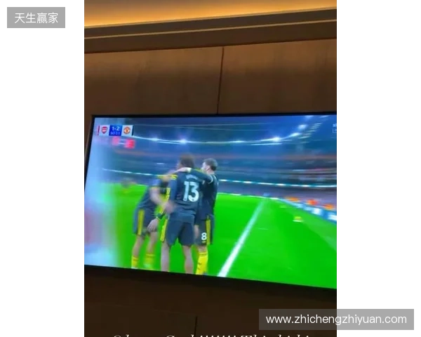 齐尔克泽晒在家看直播照片：我的天哪！！多古太牛了！